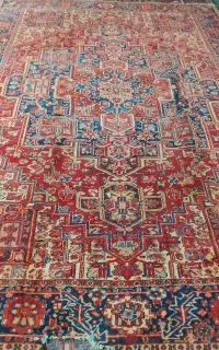 فرش دستبافت کهنه ۱۲متری ایراد دار مناسب باغ و