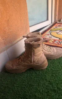 یک جفت پوتین رنگ خاکی