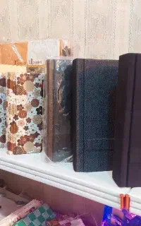 تعدادی البوم عکس و اجناس کادویی . در کنگاور