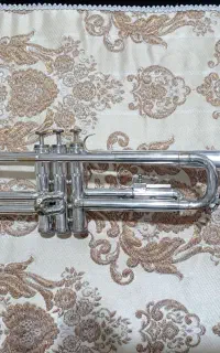 ساز ترومپت و ساکسیفون آلتو و تنور و پایه ساکسیفون