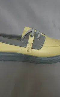 تعدادی کفش و کتونی نو