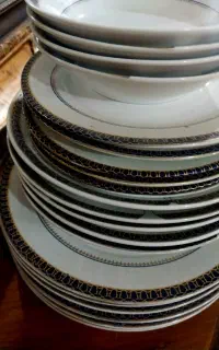 مقداری  ظروف پذیرایی و دیگ سینی ابمیوگیر