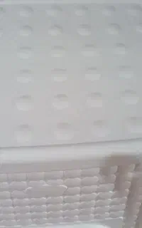 چند عدد صندلی و لگن بزرگ