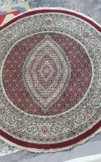 قالیچه گرد لاکی رنگ