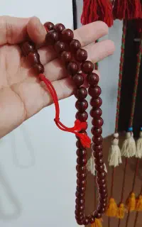 تسبیح کهربا قرمز شده