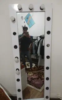 تخت با اینه قدی سالم