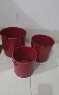 گلدان فلزی قرمز