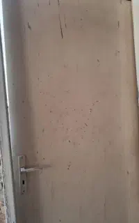 در چوبی اتاق  کف پهن اهنی با دستگیره المینومی