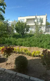 سرایدار و باغبان باغ