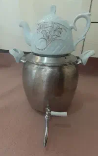 یک عدد کتری  همراه با قوری
