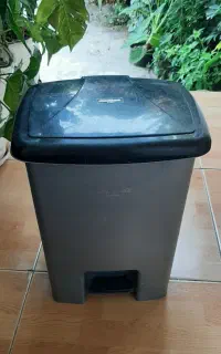 سطل زباله پدالی