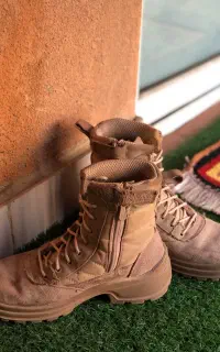 یک جفت پوتین خاکی
