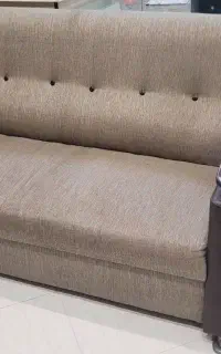 یک عدد مبل سه نفره