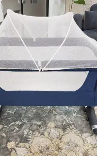 گهواره و تخت کنار مادر