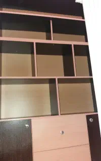 کتابخانه و میز کامپیوتر