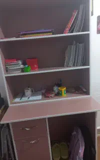 میز تحریر همراه با کتابخانه