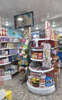 نیروی کار برا کار در سوپر مارکت چیدمان و نظافت