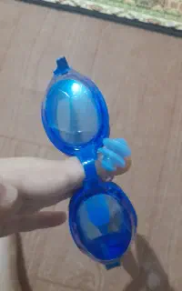 دماغ گیر با عینک  شنا