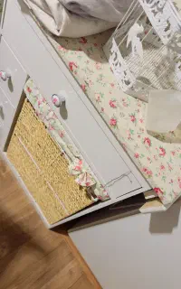 میز اتو و میز خیاطی و لباس چرک، کمد