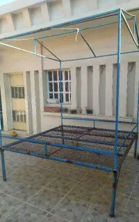 تخت فلزی قاب دار