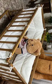 تخت کنار مادر