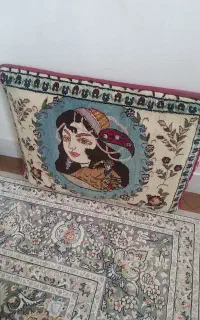 یک‌جفت پشتی دست باف نو نو به فروش میرسد