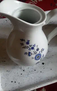 پارچ چینی  ۴۵ ساله  نو نو   داخل کمد بود.