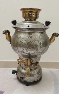 سماور قدیمی ارزندی ۶ لیتری به همراه سینی طرح دار