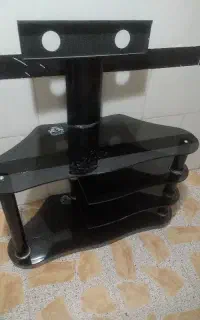 تلویزیون و میز تلویزیون و سرخ کن با روغن