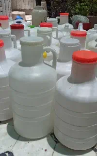 تعدادی دبه 20 لیتری