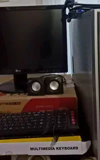 کامپیوتر به همراه لوازم