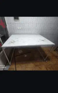 میز اهنی بسیار محکم