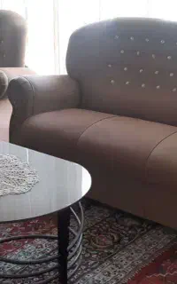 مبلمان ۷ نفره راحتی به همراه۳میز کوچک و یک‌میزبزرگ