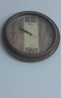 دوعدد ساعت درحدنو همراه با دو عدد تابلو