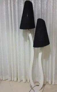 آباژور ایستاده