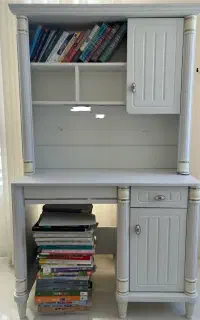 کتابخانه و میز تحریر