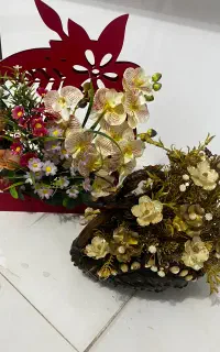 تعدادی گل مصنوعی