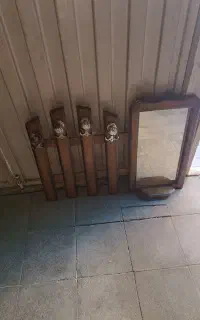 آینه و رخت آویز چوبی
