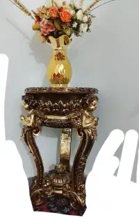 میز سلطنتی کنار مبلی بسیار زیبا و شیک
