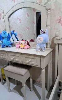 تخت و آیینه کنسول