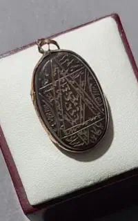 آویز سنگ و حدید