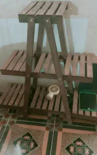 پایه گل با مقداری گلدان