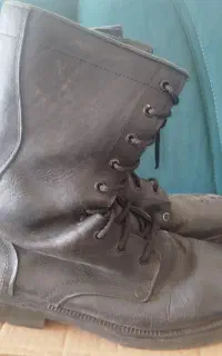 یک جفت پوتین سربازی در حد نو سایز ۴۴