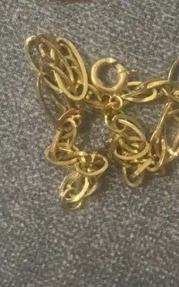 یک عدد دستبند طلای زنانه