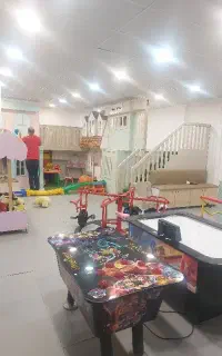 مدیر داخلی خانم در پارک کودک