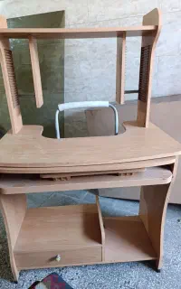 میز کامپیوتر و تخت تاج دار