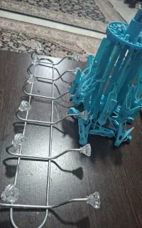 دو عدد چوب لباسی با سطل اشغال کابینتی