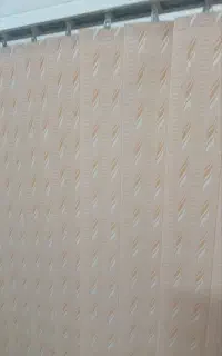 پرده عمودی کاملا سالم و تمیز