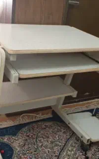 میز تحریر و کامپیوتر
