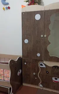 سرویس تخت خواب و کمد نوزاد، و یک کتابخانه